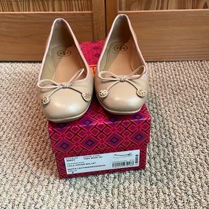 Tory Burch ballet flats. New with tags. Size 6. Tan.